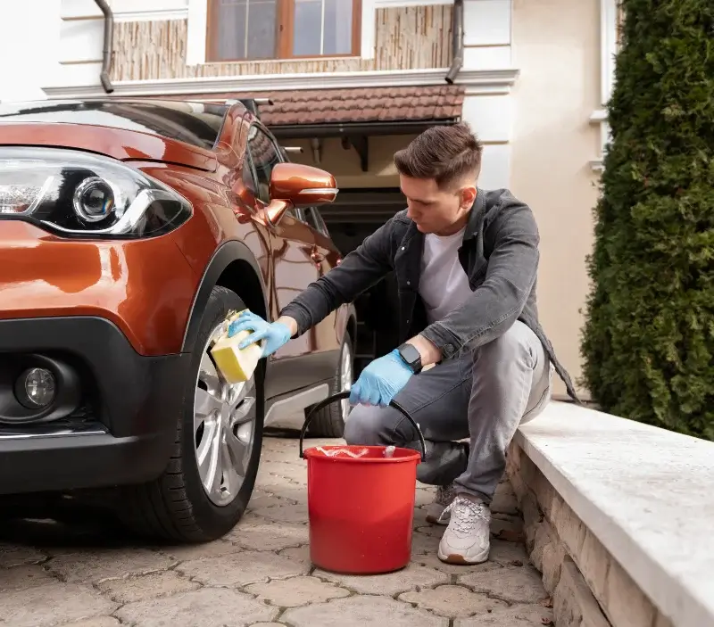 Lavage auto à domicile Labastide-de-Lévis : professionnel intervenant sur un véhicule